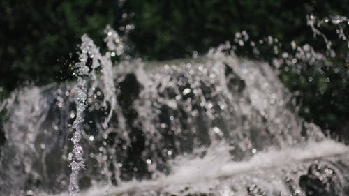 倾斜角度拍摄的喷泉 · 免费素材视频