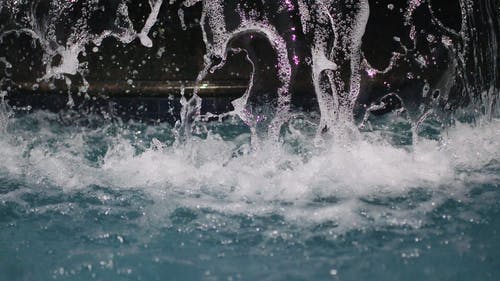 游泳池里的人造瀑布 · 免费素材视频