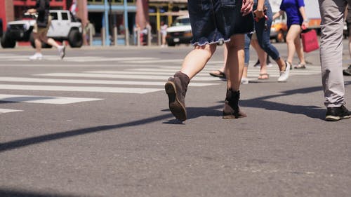 人们走在街对面 · 免费素材视频