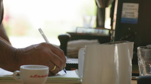 一个人用笔写字 · 免费素材视频