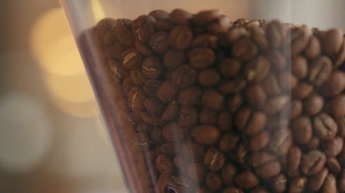 玻璃容器中的咖啡豆 · 免费素材视频