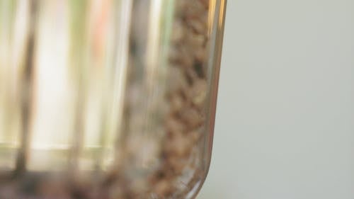 储存在瓶子上的咖啡豆 · 免费素材视频