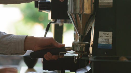 一个人在慢动作捕捉咖啡的人的特写镜头 · 免费素材视频