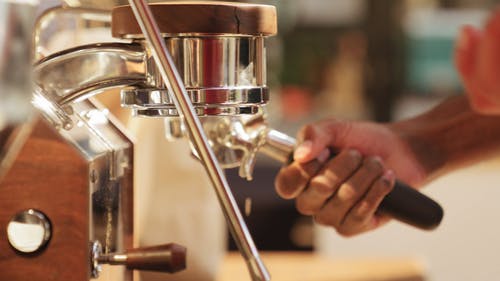 清洗咖啡机的便携式过滤器 · 免费素材视频