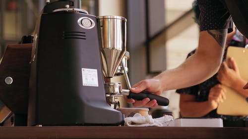 咖啡豆研磨机 · 免费素材视频