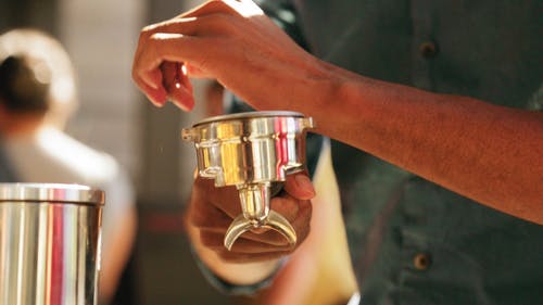 便携式过滤器上的咖啡粉用于冲泡 · 免费素材视频