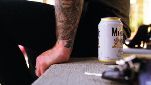 在混凝土路面上的罐头咖啡 · 免费素材视频