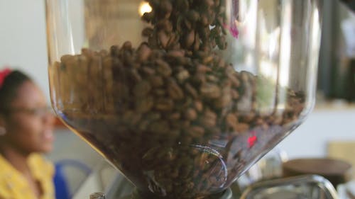 将咖啡豆倒入要研磨的玻璃容器中 · 免费素材视频