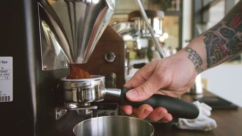 从咖啡研磨机出来的现磨咖啡的慢动作镜头 · 免费素材视频