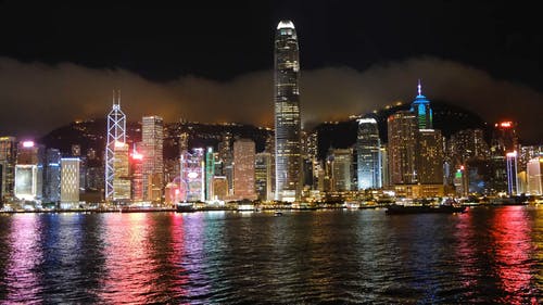 维多利亚港从香港商业区的景色 · 免费素材视频