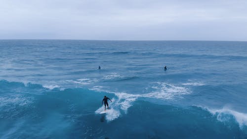 一个人在冲浪海浪 · 免费素材视频