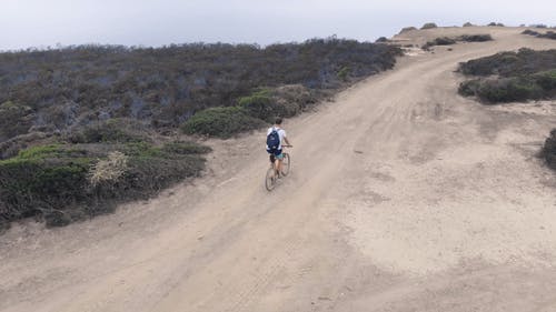越野自行车道骑山地自行车的骑自行车的人 · 免费素材视频