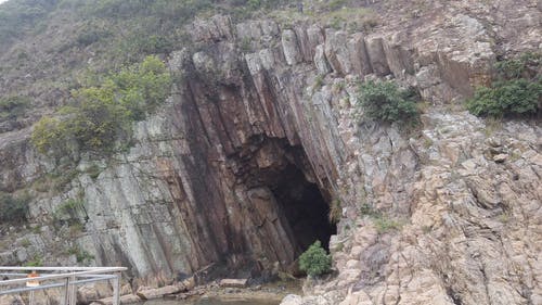落基山悬崖上的一个大洞穴 · 免费素材视频