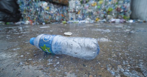一个空的塑料瓶，躺在地板上 · 免费素材视频