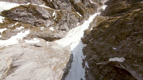 一条冰河从山上流下来 · 免费素材视频