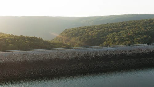 建在水坝墙上的道路 · 免费素材视频