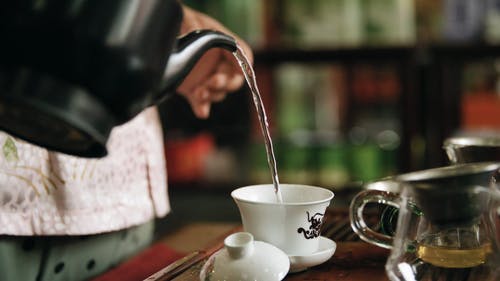 人倒一杯水 · 免费素材视频