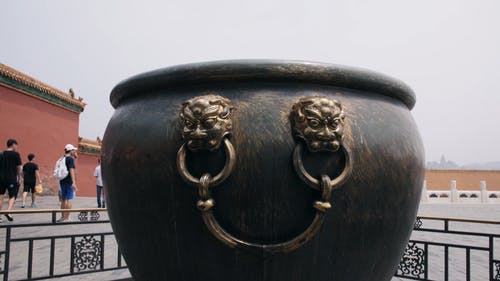 展示一个大的青铜锅 · 免费素材视频