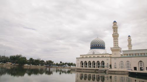 一栋被水溪包围的建筑 · 免费素材视频