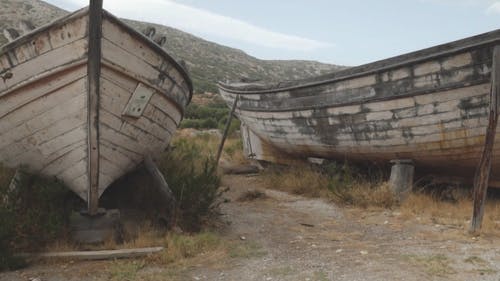 木船停靠在陆地上 · 免费素材视频