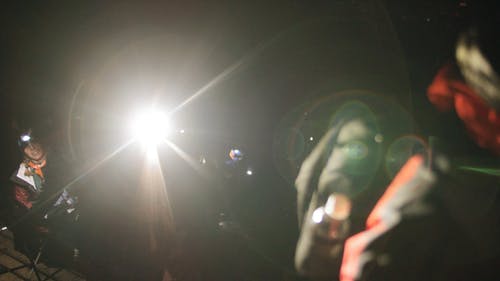 男子手持手电筒 · 免费素材视频