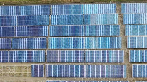 行中的太阳能电池板捕获太阳的热量 · 免费素材视频