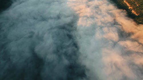 浓雾覆盖湖面的航拍 · 免费素材视频