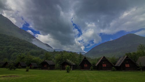 旅行者在山谷上建造的木屋 · 免费素材视频