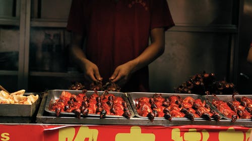 烤的鹌鹑肉串在一根棍子上出售作为街头食品 · 免费素材视频