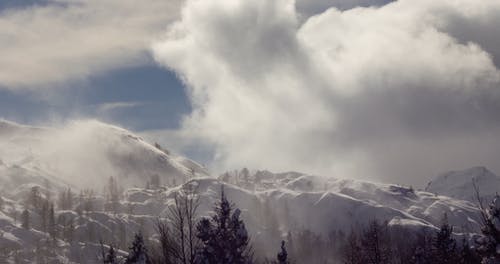 在白雪皑皑的高山和丘陵中吹来的风 · 免费素材视频
