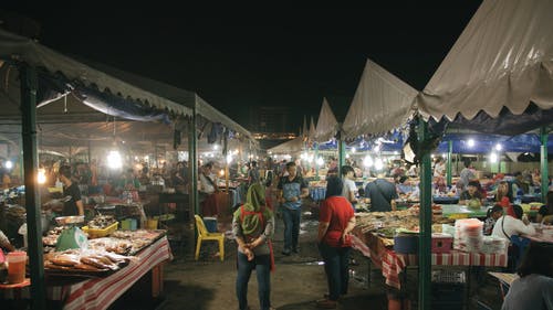 夜市上卖各种食物的人 · 免费素材视频