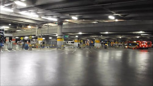 旅客地下室停车场和公共巴士总站 · 免费素材视频