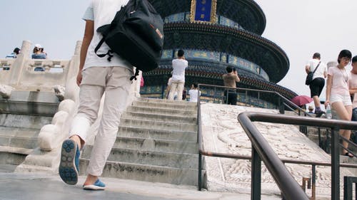 人们在一座寺庙交通的慢动作镜头 · 免费素材视频