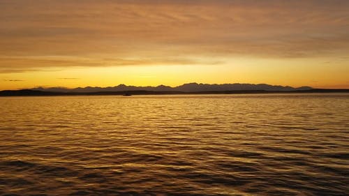 日落时大海的平静水 · 免费素材视频