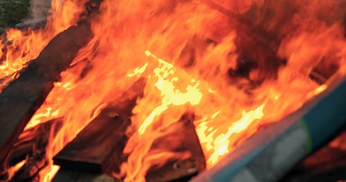 一堆木材燃烧 · 免费素材视频