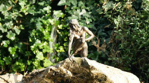 一个女人在岩石上的雕塑 · 免费素材视频