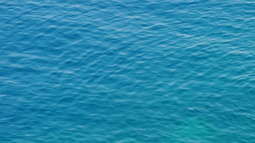 平静的水面中的波浪 · 免费素材视频