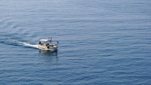 一艘渔船在海上 · 免费素材视频