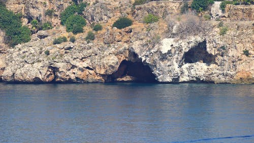 在海边的洛矶山脉悬崖上的洞穴 · 免费素材视频