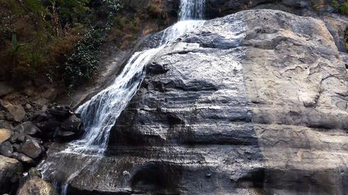 瀑布落下一个大岩层 · 免费素材视频