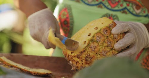 用刀削菠萝 · 免费素材视频