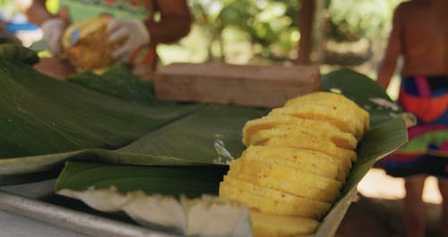 准备菠萝片作为食物 · 免费素材视频