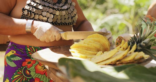 一个女人用刀切一个菠萝 · 免费素材视频