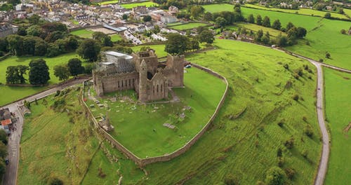 草原包围的城堡的鸟瞰图 · 免费素材视频