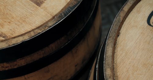 在木桶里的酒公司老化威士忌 · 免费素材视频