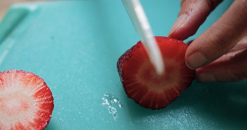 切成块的草莓果实 · 免费素材视频