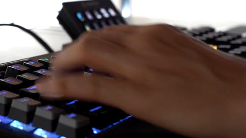 一只手在电脑键盘上工作 · 免费素材视频
