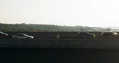 一个人在混凝土路障上工作 · 免费素材视频