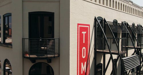 无人驾驶飞机的建筑物地板与汉堡联合在底层的镜头 · 免费素材视频