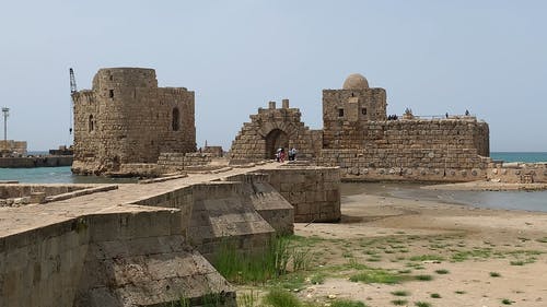 游客参观海边的城堡废墟 · 免费素材视频